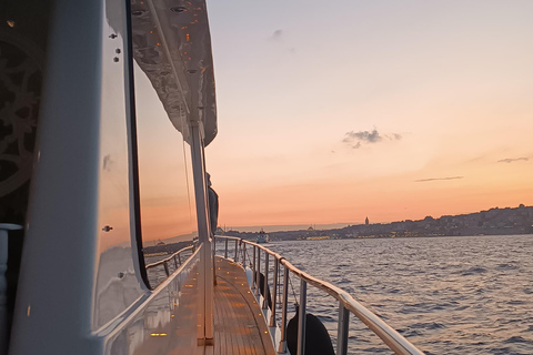 Istanbul: Bosphorus Sunset Cruise with Snacks and Wine Istanbul: Bosphorus Sunset Cruise without Wine