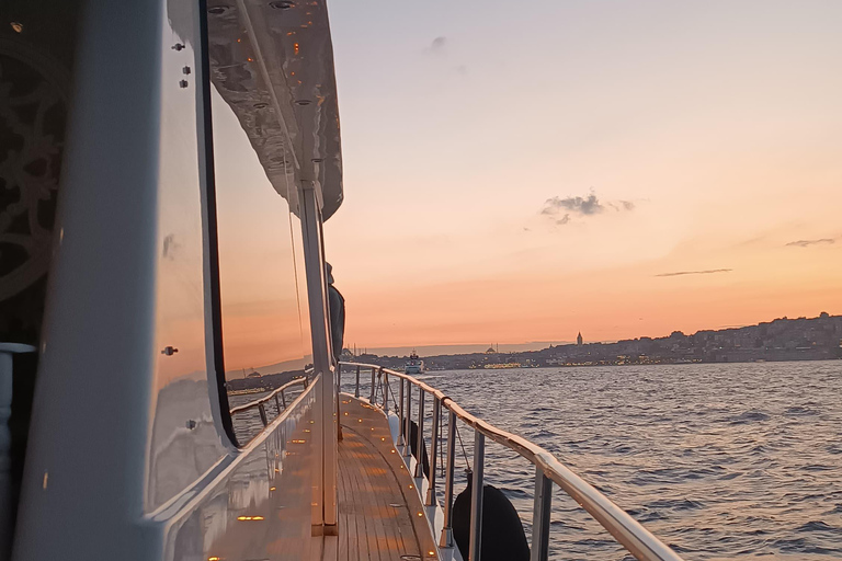 Istanbul: Bosphorus Sunset Cruise with Snacks and Wine Istanbul: Bosphorus Sunset Cruise without Wine