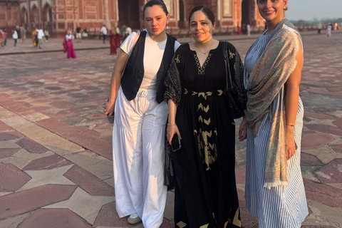 Dagsutflykt till Taj Mahal i en SUV-bil med alternativ.Dagsutflykt till Taj Mahal i en SUV-bil + guide