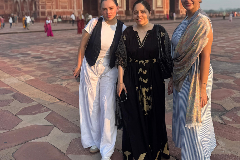 Dagsutflykt till Taj Mahal i en SUV-bil med alternativ.Dagsutflykt till Taj Mahal i en SUV-bil + guide