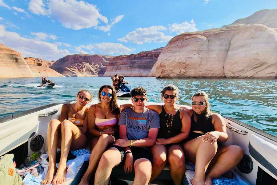 Wahweap: Antelope Canyon Fototour mit dem kleinen Boot. Foto: GetYourGuide