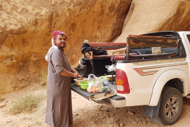 Wadi Rum: Hidden Valleys Tour with Bedouin Lunch