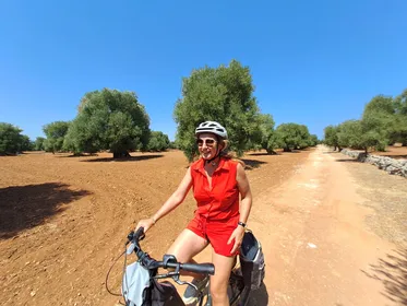 E-Bike Tour in Ostuni. Riesige Olivenbäume und ein Felsendorf
