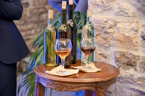 Gjirokaster: Weinverkostung im unterirdischen Weinladen des Hotels