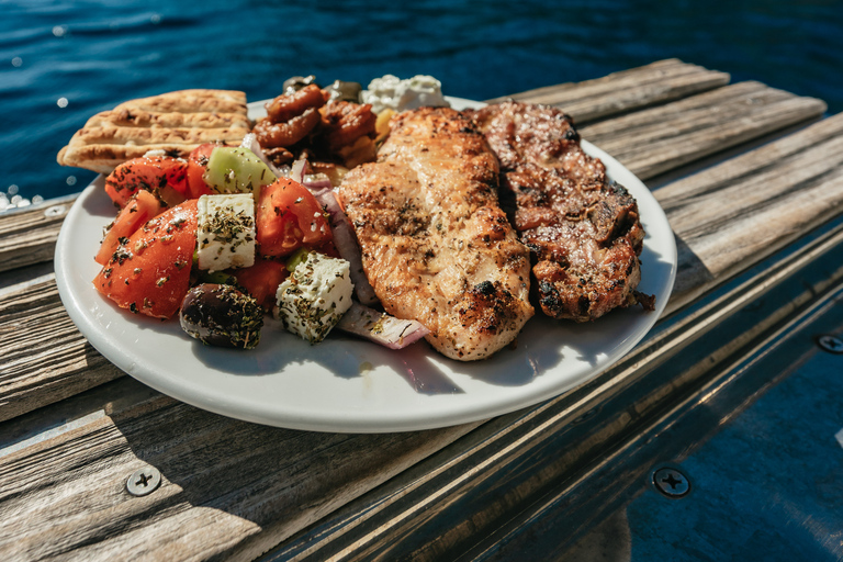 Santorin: Katamaran Caldera-Kreuzfahrt mit Essen und GetränkenWunderschöne Bootsfahrt am Tag