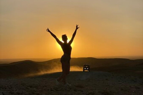 Marrakech: Quad nel deserto di Agafay con cena-spettacolo