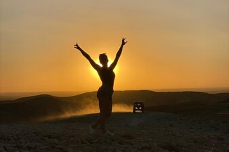 Marrakech: Quad nel deserto di Agafay con cena-spettacolo