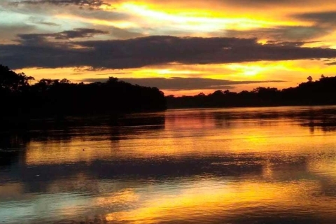 Depuis Tambopata : coucher de soleil sur la rivière Tambopata