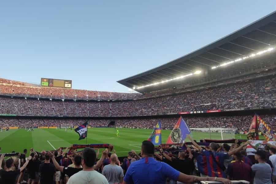 Barcelona: Nimm an einem FC Barcelona-Spielerlebnis mit lokalen. Foto: GetYourGuide