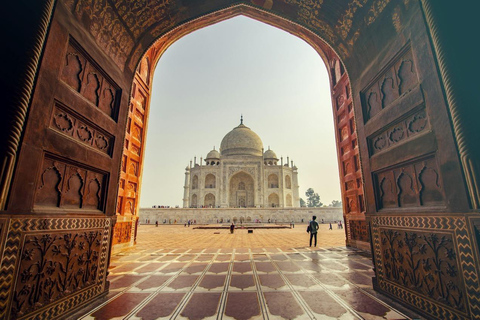 From Delhi or Jaipur: Same-Day Taj Mahal Luxury Tour From Delhi/Jaipur: Premium All-Inclusive Tour in Kia Carens
