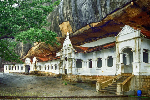 Kandy: Dambulla Cave Temple and Pidurangala Rock Tour