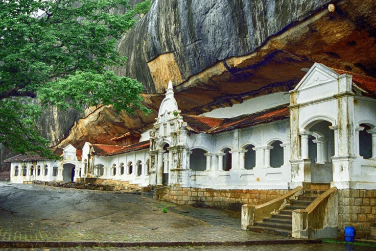 Kandy: Dambulla Cave Temple and Pidurangala Rock Tour