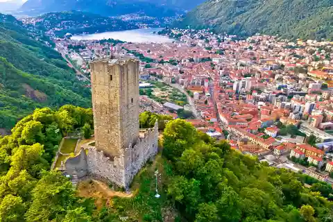 Abertura privada de um castelo medieval sobre o lago Como