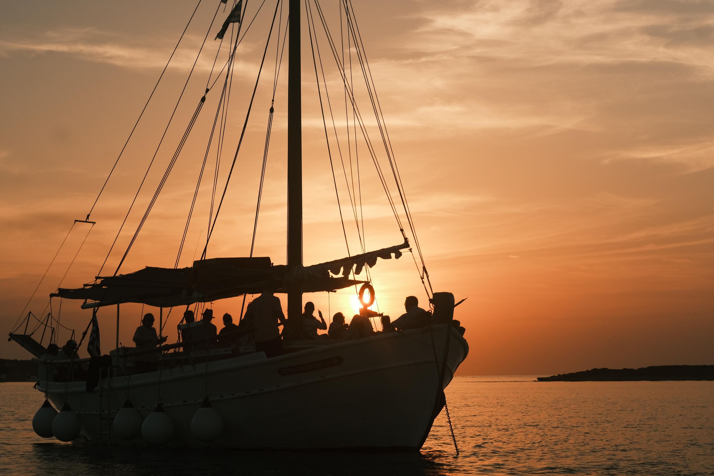 Paros: Bootsfahrt bei Sonnenuntergang mit alkoholfreien Getränken und lokalem Wein