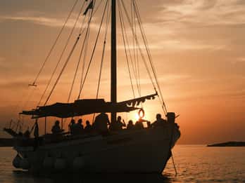 Paros: gita in barca al tramonto con bevande analcoliche e vino locale