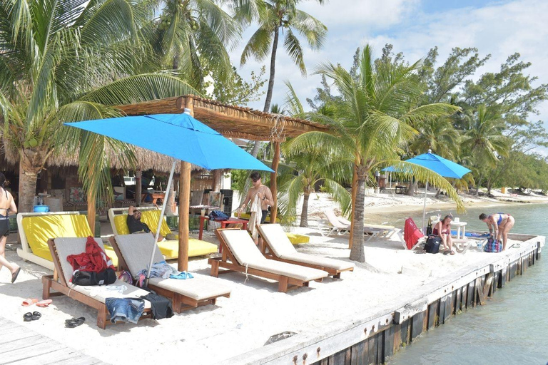 I Cancún Isla Mujeres katamaranutflykt med lunch och snorklingTur från Playa del Carmen