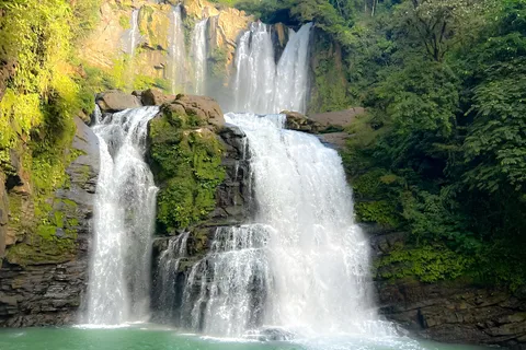 Manuel Antonio: Cascate di Nauyaca All Inclusive Giornata completa