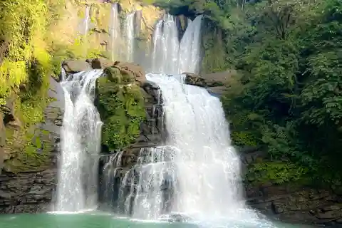 Manuel Antonio: Cascadas de Nauyaca Todo Incluido Día Completo