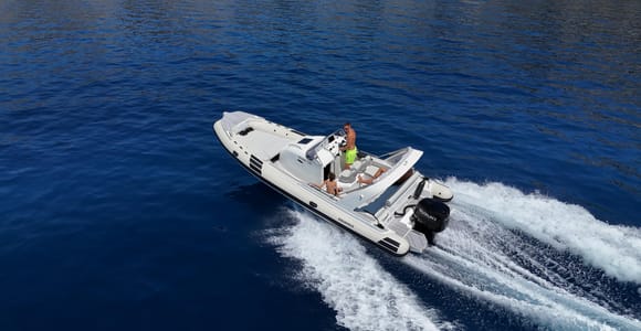 Omiš: Private Bootstour zu den Inseln Brač und Hvar mit Skipper