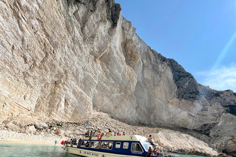 Zakynthos: Rejs wycieczkowy łodzią ze szklanym dnem do wraku statku i błękitnych jaskińPółdniowa wycieczka do wraku statku, jaskiń, białej plaży i Xigia