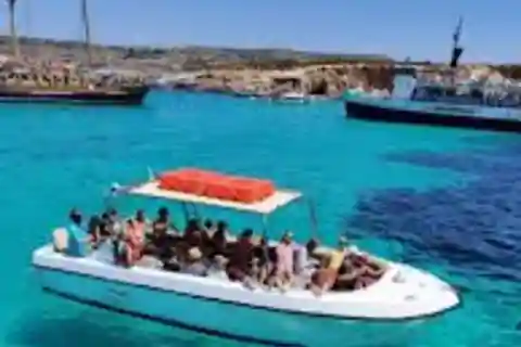 St Julian's: Halvdagsutflykt Comino Blue Lagoon & Cave Tour