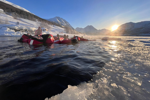 Tromsø: Acampamento Flutuante no Oceano Ártico Fato de Resgate NataçãoExperiência Noturna