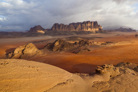 Wadi Rum: Excursión en Jeep 4x4 6h con puesta de sol y con pernoctación