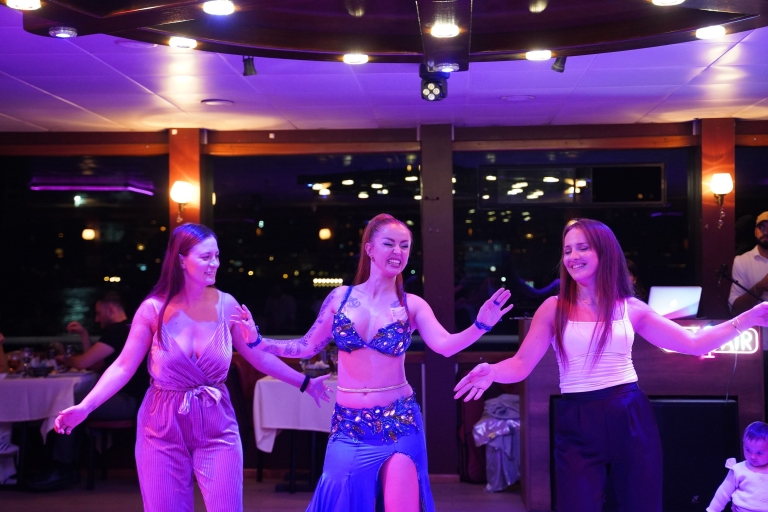 Istanbul : Dîner-croisière et divertissement avec table privéeDîner-croisière avec boissons non alcoolisées et transfert à l'hôtel