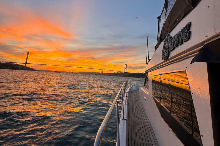 Istanbul: Crociera privata sul Bosforo con uno yacht di lusso