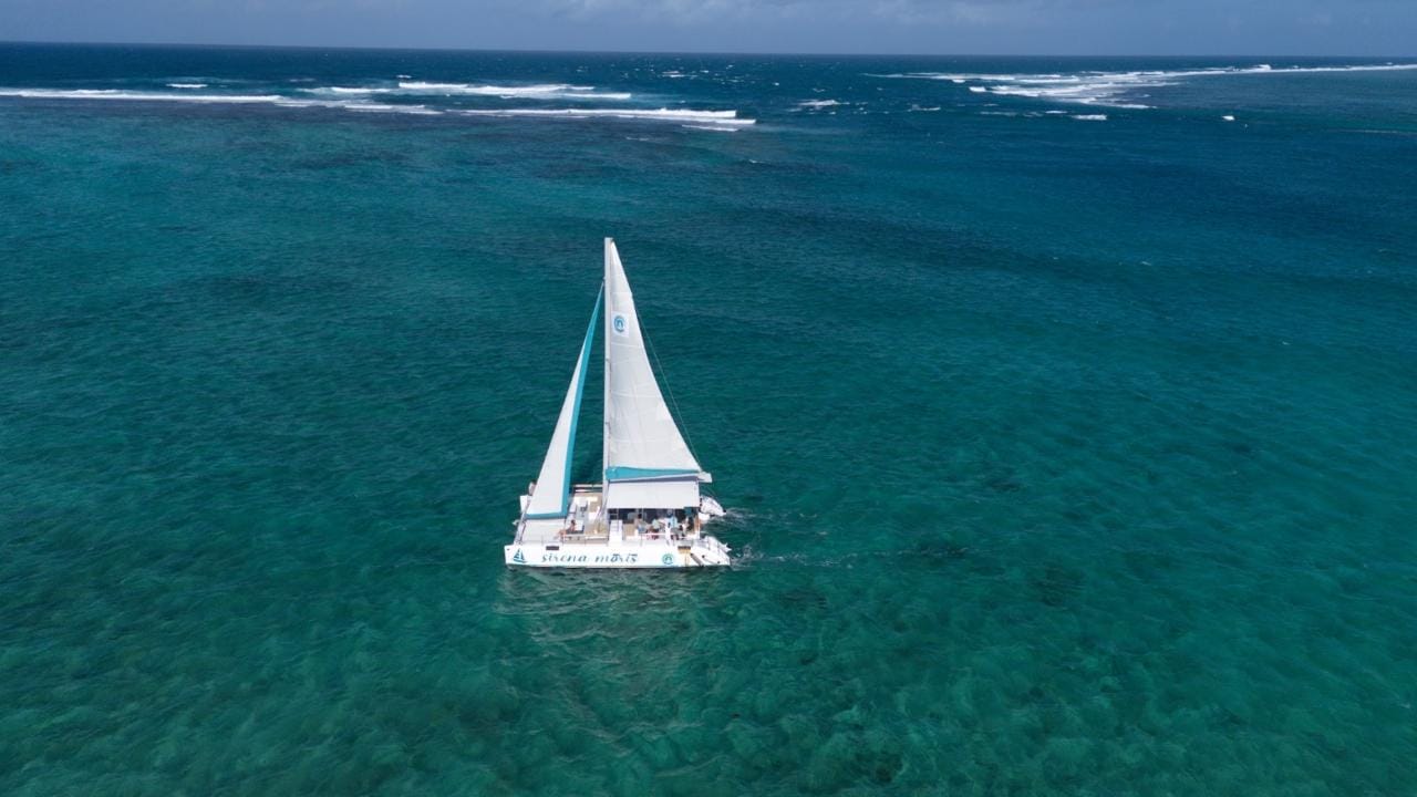 Mauritius: Katamaranfahrt zur Île aux Cerfs mit Barbecue & Getränken