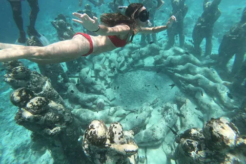 Gili Air/Trawangan: Glass-Bottom Boat Tour with Snorkeling