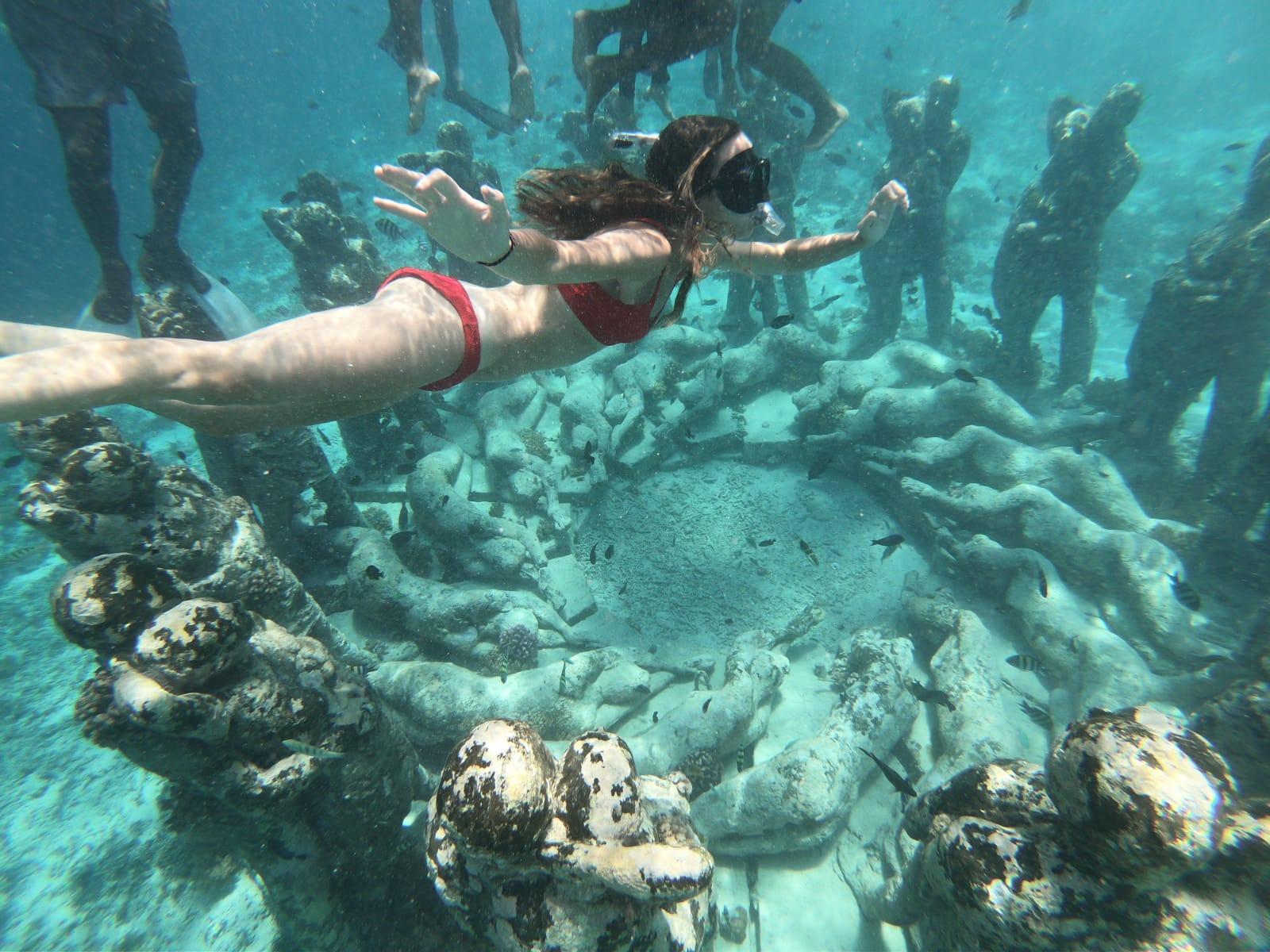 Von Gili Air/Trawangan: Glasbodenboot mit Schnorcheln