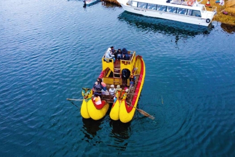 Excursión privada a las islas de los Uros en barco tradicional