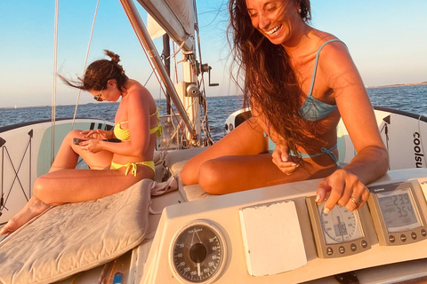 Ibiza: Tour in barca a vela di un&#039;intera giornata a Formentera con pagaiaIbiza: Tour di un&#039;intera giornata in barca a vela a Formentera con pagaia