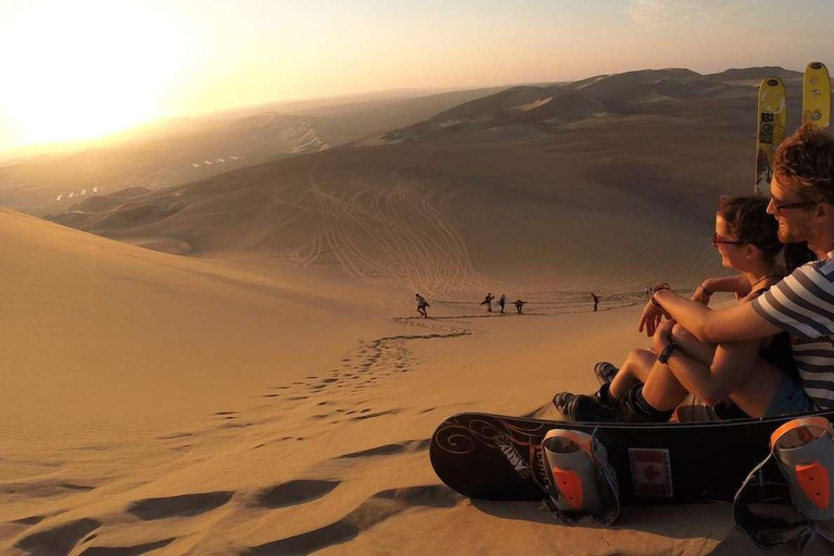 Ica : Planche à sable et buggy dans l&#039;oasis de Huacachina