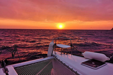 Santorini: Private Luxury Catamaran Cruise with Greek Meal