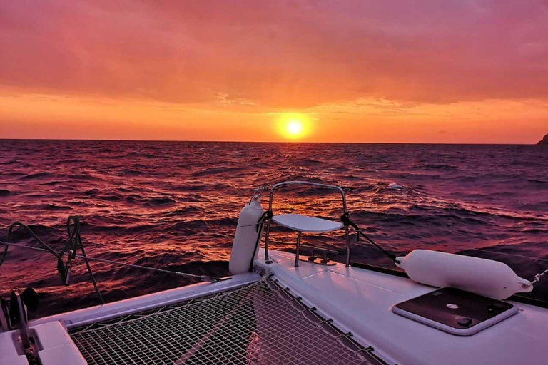 Santorini: Private Luxury Catamaran Cruise with Greek Meal