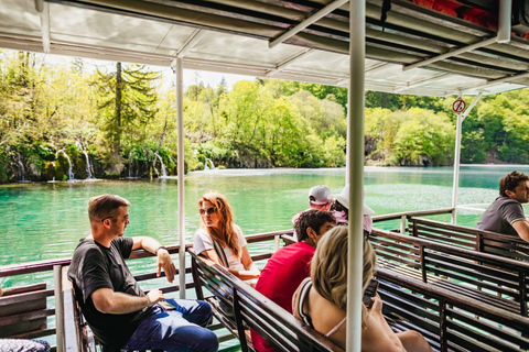 Depuis Split ou Trogir : Visite des lacs de Plitvice avec billets d&#039;entréeDe Split ou Trogir : journée aux lacs de Plitvice