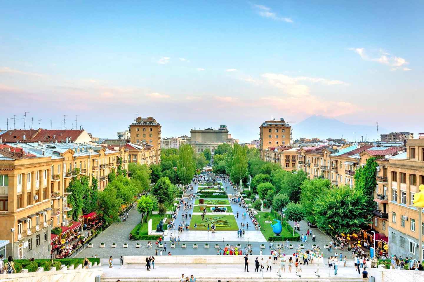 Yerevan: Evening Walking Tour with Local Guide