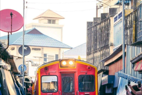 Bangkok: Floating Market, Train Market & Temple Tour