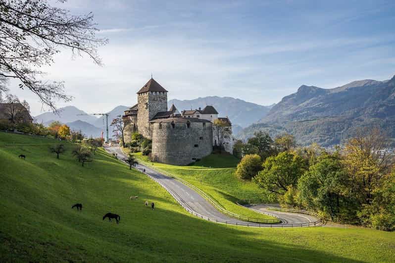 Zurich: 4-Country Europe Highlights Bus Tour