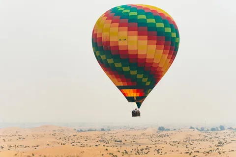 Dubai: Solopgangsballonflyvning med kameltur og morgenmad