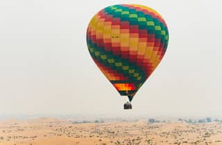 Dubai: Volo in mongolfiera all'alba con giro in cammello e colazione