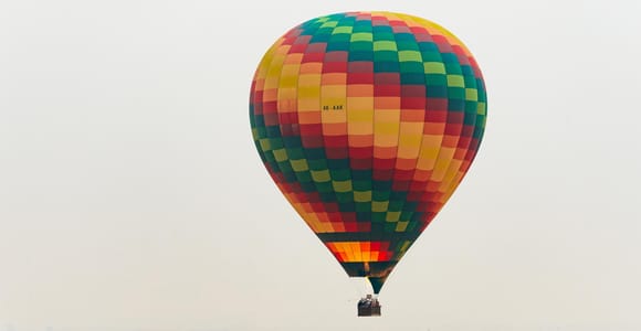 Dubai: Sunrise Balloon Flight with Camel Ride & Breakfast
