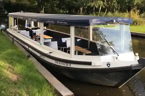 1 ora di tour privato di lusso in barca chiusa con guida locale