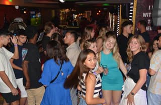 Valencia: Kneipentour mit Drinks und Spielen