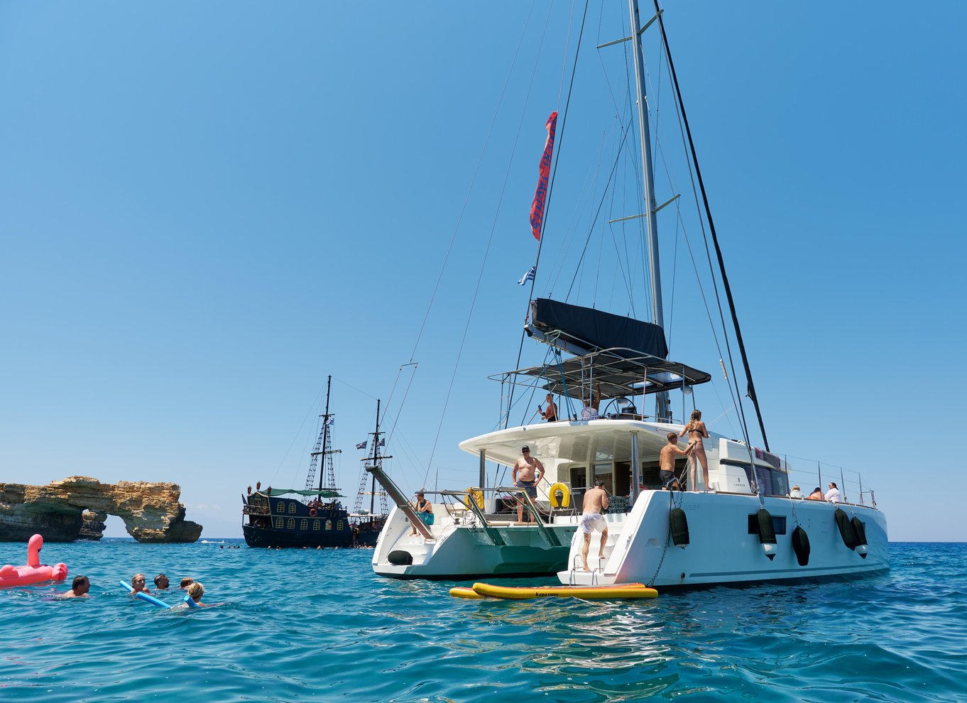Rethymno: Katamaransejltur ved solnedgang – sushi og fri bar