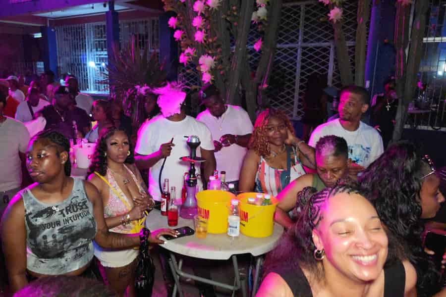 Kingston: Uptown Mondays VIP-Medienlounge & Wasserpfeife. Foto: GetYourGuide Kingston: Uptown Mondays VIP-Medienlounge & Wasserpfeife. Foto: GetYourGuide