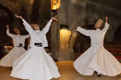 Cerimónia mística dos dervixes rodopiantes no Motif Cultural Centre