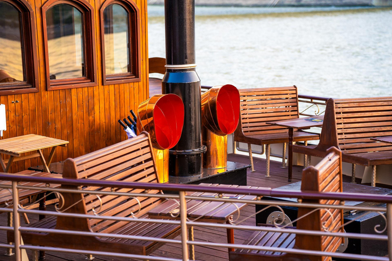 Budapest: Historic Cruise with Welcome DrinkHistorical Daytime Cruise with Tokaj Premium Frizzante